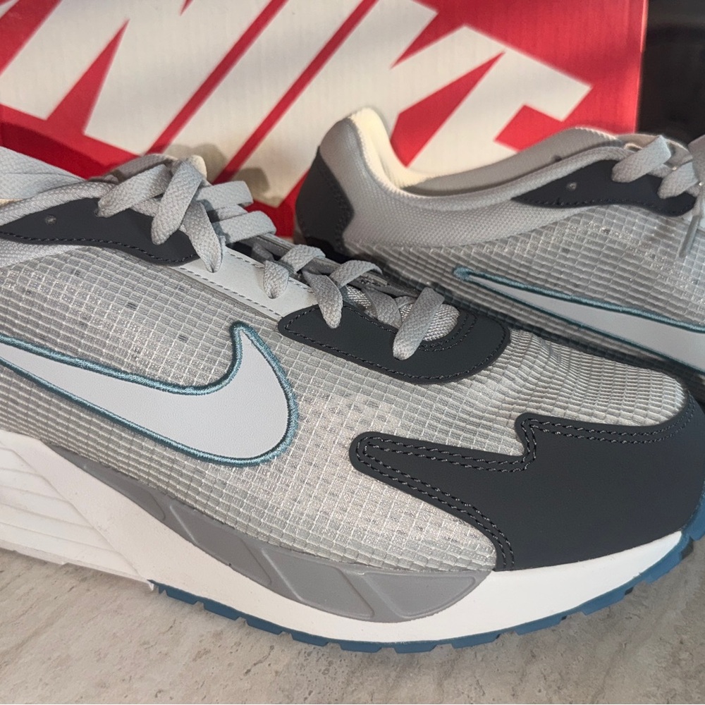 Nike Air Max Solo: Gray and White Running Shoes with Blue Trim